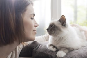 Mujer observando a su gato