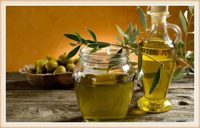 aceite de oliva en recipientes de cristal