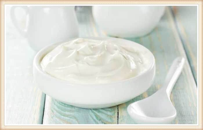 recipiente de yogurt natural blanco y cremoso