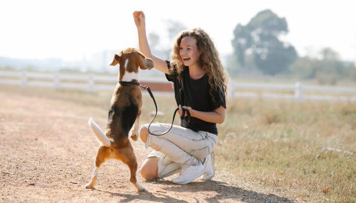 duena premiando a su perro con snack