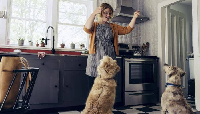 mujer dando snacks a sus perros
