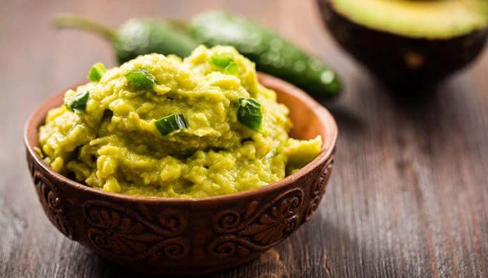 bowl servido de guacamole