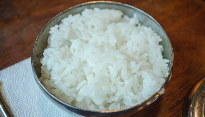 arroz blanco servido en tazon profundo