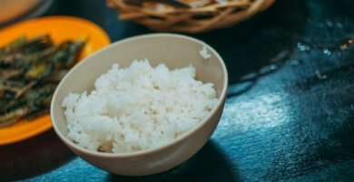 tazon de arroz sobre la mesa