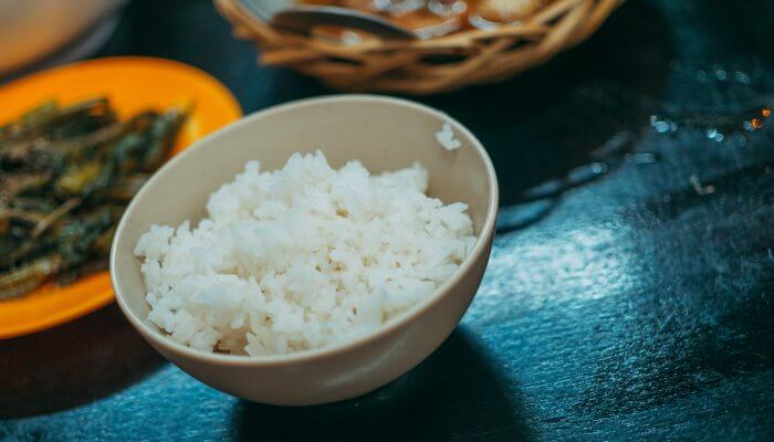 tazon de arroz sobre la mesa