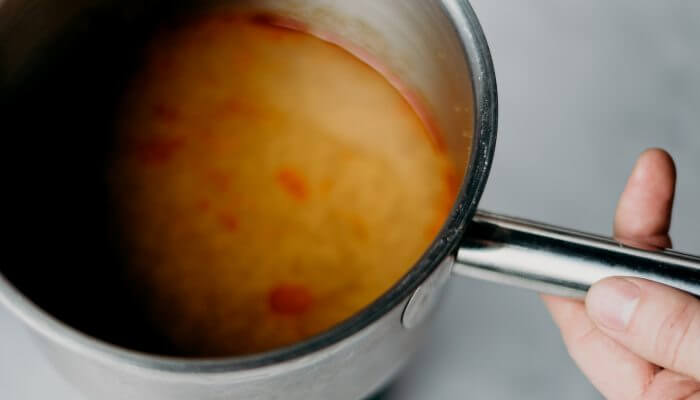 cacerola con sopa de verduras casera